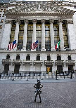 Bronze-Statue Fearless Girl, furchtloses Maedchen von der amerikanischen Bildhauerin Kristen Visbal vor dem Gebaeude der New Yorker Boerse, New York Stock Exchange, NYSE, Wall Street, Finanzbezirk, Manhattan, New York City, New York State, USA, North America