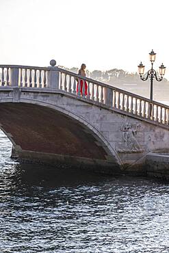 Young woman tourist walking over a bridge, Venice, Veneto, Italy, Europe