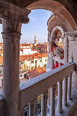 Young woman, tourist looking over Venice, dome of Palazzo Contarini del Bovolo, palace with spiral staircase, Venice, Veneto, Italy, Europe