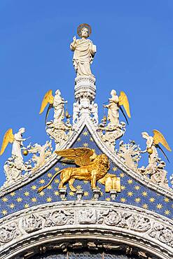 Gilded Lion, statue on the roof, St. Mark's Basilica, Basilica di San Marco, St. Mark's Square, Venice, Veneto, Italy, Europe