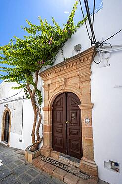 House entrance with bougainvillea on a white house, Lindos alleys, Lindos, Rhodes, Doedekanes, Greece, Europe