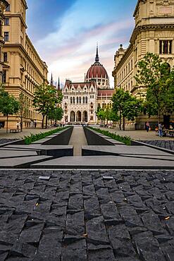 Monument with a view of the Parliament, Budapest, Hungary, Europe