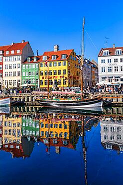 Colored houses and sailing boats on Nyhavn Canal, Copenhagen, Denmark, Europe