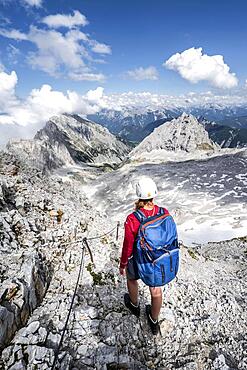 Hiker on the via ferrata to the Patenkirchner Dreitorspitze, Wetterstein Mountains, Garmisch-Partenkirchen, Bavaria, Germany, Europe