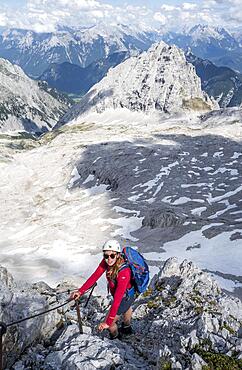 Hiker on the via ferrata to the Patenkirchner Dreitorspitze, Wetterstein Mountains, Garmisch-Partenkirchen, Bavaria, Germany, Europe