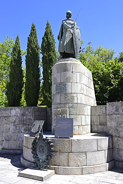 Dom Afonso Henriques statue and memorial, Guimaraes, Minho, Portugal, Europe