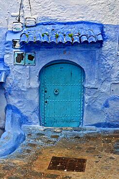 House entrance with mint-coloured door with blue wall, blue-green door with knocking ring, green door with knocking ring, Blue City, Chefchaouen, Tangier-Tetouan-Al Hoceima, Morocco, Africa