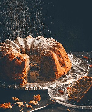 Cake with falling sugar