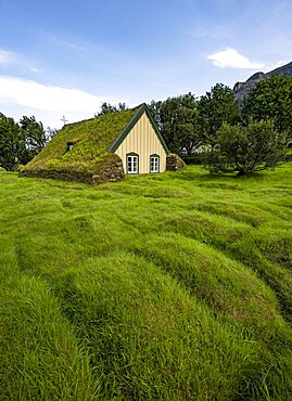 Hofskirkja church with grass roof and grass-covered graves, Oeraefi region, South Iceland, Iceland, Europe