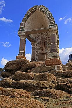 Oratoire de Saint-Guirec near Ploumanac'h on the Cote de granite rose, Brittany, France, Europe