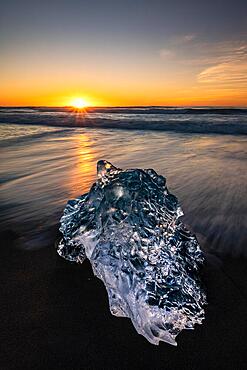 Diamond Beach, icebergs on black lava beach, at Joekulsarlon glacier lagoon, sunrise, Vatnajoekull National Park, Hornafjoerour, South Iceland, Iceland, Europe