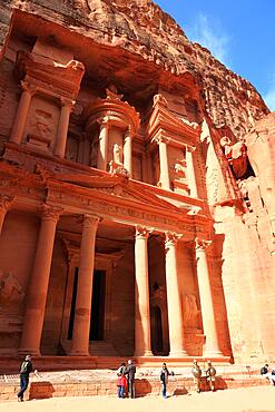 Khazne al-Firaun, Pharaohs treasure house, a mausoleum carved out of the rock by the Nabataeans in the ancient city of Petra, Unesco World Heritage Site, Jordan, Asia