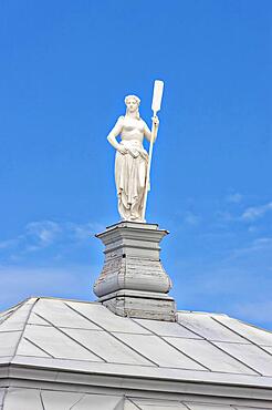 Statue Navigation (Frau mit Paddel) von David Jensen auf dem Dach des Bootshauses in der Festung St. Peter und Paul in St. Petersburg, Russland