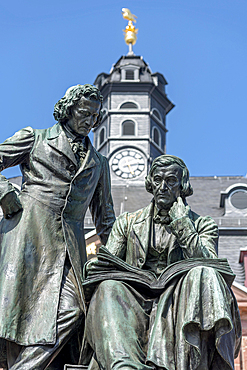 Monument to the Brothers Jakob and Wilhelm Grimm, Brothers Grimm Monument, German Studies, Fairy Tales, double statue made of bronze by Syrius Eberle, German Fairy Tale Route, Neustadt Town Hall, Market Square, Hanau, Hesse, Germany, Europe