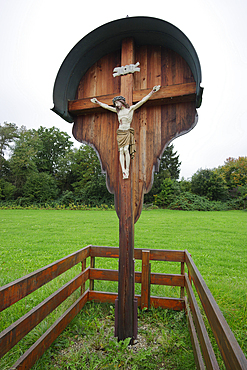 Wayside cross, wooden cross with Jesus figure near Pfaffenhofen, Ilmtal, Pfaffenhofen an der Ilm, Bavaria, Germany, Europe