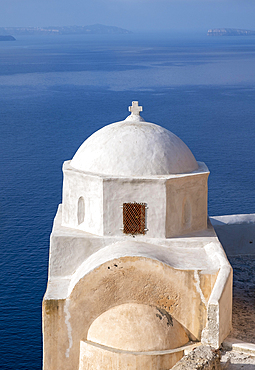 White-washed Agios Nikolaos Castle Church with blue sea in background, Ia, Oia, Santorini, Thira, Greece, Europe