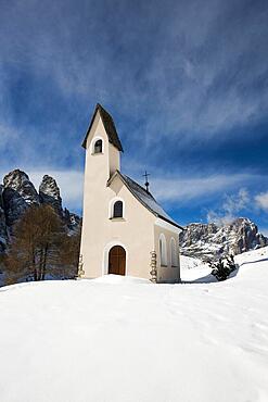 Snow-covered mountains and chapel, winter, Gardena Pass, Val Gardena, Dolomites, South Tyrol, Italy, Europe