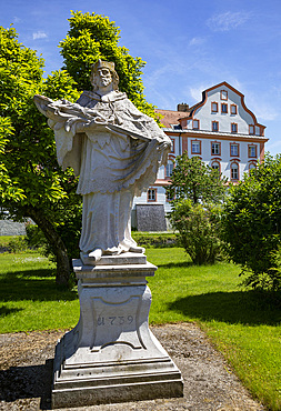 Statue of a saint in front of Neuhaus am Inn Castle, Neuhaus, Lower Bavaria, Bavaria, Germany, Austria, Europe