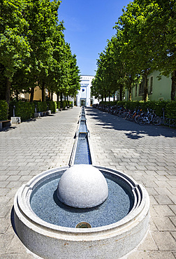 Fountain at the Kurallee with Europa Therme, Bad Fuessing, Lower Bavaria, Bavaria, Germany, Europe