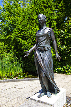 Scupture Princess and the Frog King in the spa garden, Bad Fuessing, Lower Bavaria, Bavaria, Germany, Europe