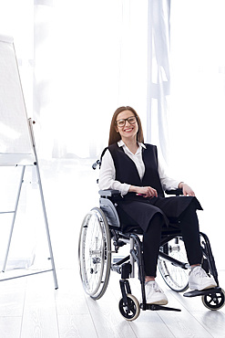 Full shot smiley woman wheelchair