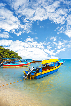 Tela, Honduras », January 2020: A transport boat on Cocalito Beach in Punta de Sal in the Caribbean Sea, Tela