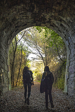 Deba, Gipuzkoa Spain », January 26, 2020: Two young men in a tunnel on the coast between Deba and Zumaia