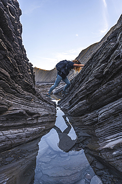 Deba, Gipuzkoa Spain », January 26, 2020: A young woman exploring the geopark of the Sakoneta coast one morning