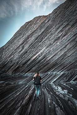 Deba, Gipuzkoa Spain », January 26, 2020: A young woman visiting the geopark of the Sakoneta coast