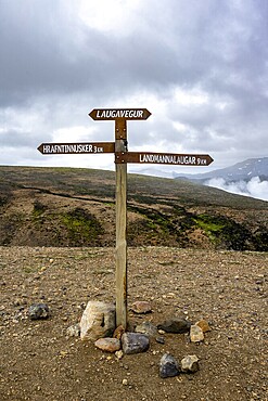 Signpost on the Laugavegur hiking trail between Landmannalaugar and Hrafntinusker, Laugavegur trekking trail, Landmannalaugar, Fjallabak Nature Reserve, Suðurland, Iceland, Europe