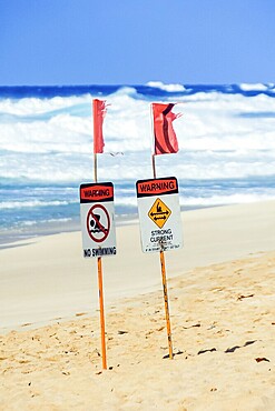 Beach signs prohibiting swimming and warning of strong currents at the beach on the north shore of Oahu, Hawaii, USA, North America