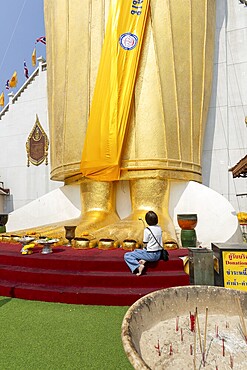 Feet of a 32 metre high standing Buddha statue, Wat Intharawihan, Bangkok, Thailand, Asia