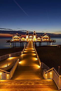 The pier of Sellin in the night