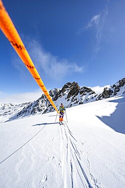 Ski tourer with rope, rope team on the Vadret da Porchabella glacier on the ascent to the summit of Piz Kesch, mountain landscape in winter, alpine tour, ski tour Bündner Haute Route, Albula Alps, Rhaetian Alps, Grisons, Eastern Switzerland, Switzerland