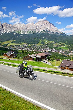 View of town and mountains, Cortina d' Ampezzo, Belluno Province, Veneto, Dolomites, Italy, Europe