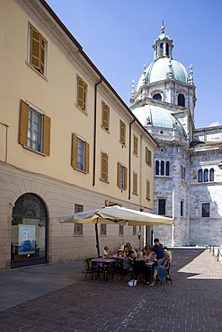 Duomo and cafe, Piazza del Duomo, Como, Lake Como, Lombardy, Italian Lakes, Italy, Europe