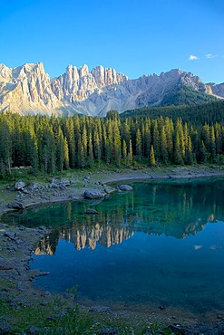 Lago di Carezza and Latemar Group mountains, Bolzano Province, Trentino-Alto Adige/South Tyrol, Italian Dolomites, Italy, Europe