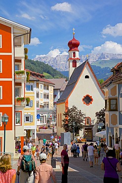 Street scene and Little Church, Ortisei, Gardena Valley, Bolzano Province, Trentino-Alto Adige/South Tyrol, Italian Dolomites, Italy, Europe