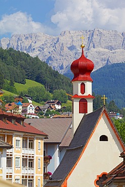 Houses and Little Church, Ortisei, Gardena Valley, Bolzano Province, Trentino-Alto Adige/South Tyrol, Italian Dolomites, Italy, Europe