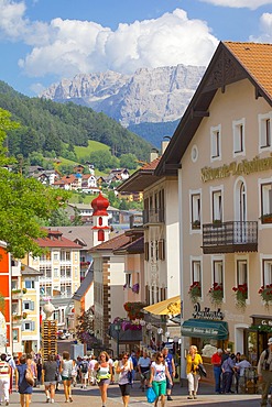 Street scene and Little Church, Ortisei, Gardena Valley, Bolzano Province, Trentino-Alto Adige/South Tyrol, Italian Dolomites, Italy, Europe