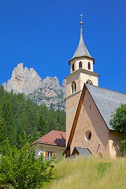 Village church, Fontanac, Fassa Valley, Trento Province, Trentino-Alto Adige/South Tyrol, Italian Dolomites, Italy, Europe