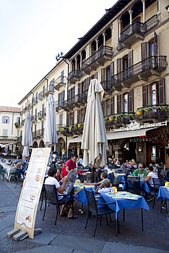 Cafe, Piazza del Duomo, Como, Lake Como, Italian Lakes, Lombardy, Italy, Eurpoe
