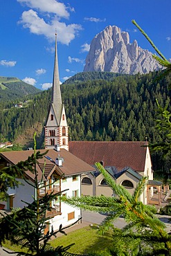 Church in St. Cristina overlooked by Sassolungo Mountain, Gardena Valley, Bolzano Province, Trentino-Alto Adige/South Tyrol, Italian Dolomites, Italy, Europe