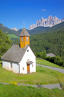 Church, Val di Funes, Bolzano Province, Trentino-Alto Adige/South Tyrol, Italian Dolomites, Italy, Europe