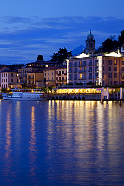 Promenade and lake at dusk, Bellagio, Lake Como, Lombardy, Italian Lakes, Italy, Europe
