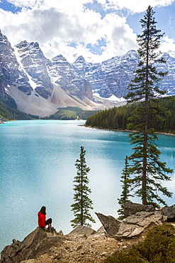 Lone traveller at Moraine Lake and the Valley of the Ten Peaks, Banff National Park, UNESCO World Heritage Site, Canadian Rockies, Alberta, Canada, North America