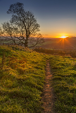 View of sunset from path on Baslow Edge, Baslow, Peak District National Park, Derbyshire, England, United Kingdom, Europe