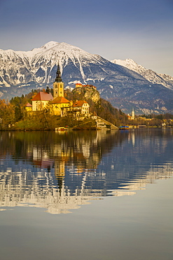 Lake Bled and Santa Maria Church (Church of Assumption) and Bled Castle and Julian Alps visible in the background, Gorenjska, Slovenia, Europe