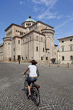 Duomo (Cathedral) and cyclist, Parma, Emilia Romagna, Italy, Europe
