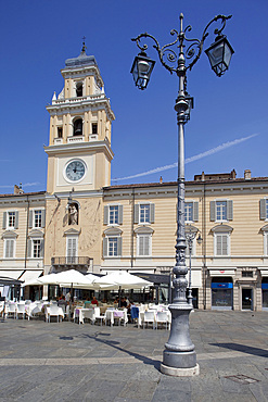 Cafe on the Piazza Garibaldi and Palazzo Del Govenatore, Parma, Emilia Romagna, Italy, Europe